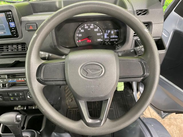 �C���e���A�ɍ��킹���f�U�C���̃X�e�A�����O�́A�^�]�������̂��Ƃ��l���A�^�]���₷���`��A�傫���ł��B�����x�A���ۂɐG���Ă��m���߂��������B
