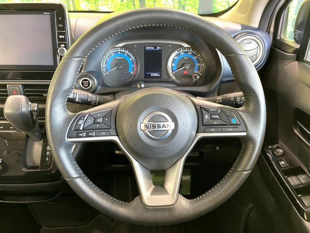 �C���e���A�ɍ��킹���f�U�C���̃X�e�A�����O�́A�^�]�������̂��Ƃ��l���A�^�]���₷���`��A�傫���ł��B�����x�A���ۂɐG���Ă��m���߂��������B