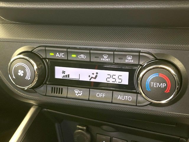 【オートエアコン】一度お好みの温度に設定すれば、車内の温度を検知し風量や温度を自動で調整。暑い&hellip;寒い&hellip;と何度もスイッチ操作をする必要はありません。快適な車内空間には必須の機能ですね♪