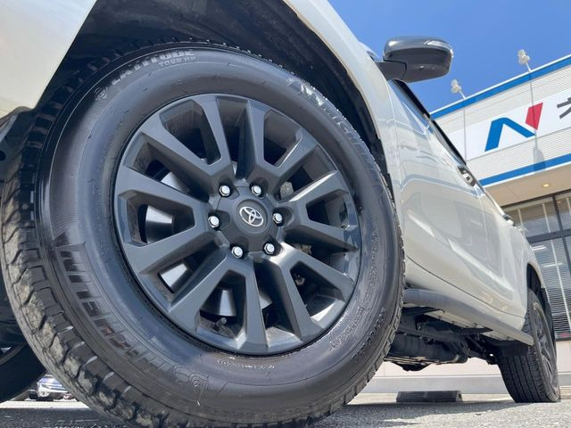 �y����18�C���`�A���~�z�C�[���z�O�ςɃ}�b�`���������A���~�z�C�[���𑕒����Ă���܂��B�e��ЊO�A���~�z�C�[����A�X�^�b�h���X�^�C�����戵�����Ă���܂��B���񂲑��k����������