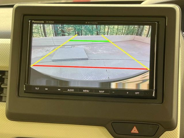【バックカメラ】駐車時に後方がリアルタイム映像で確認できます。大型商業施設や立体駐車場での駐車時や、夜間のバック時に大活躍!運転スキルに関わらず、今や必須となった装備のひとつです!
