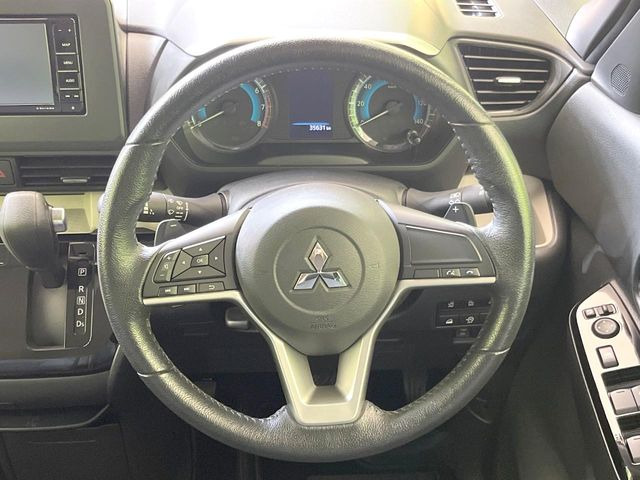 �C���e���A�ɍ��킹���f�U�C���̃X�e�A�����O�́A�^�]�������̂��Ƃ��l���A�^�]���₷���`��A�傫���ł��B�����x�A���ۂɐG���Ă��m���߂��������B