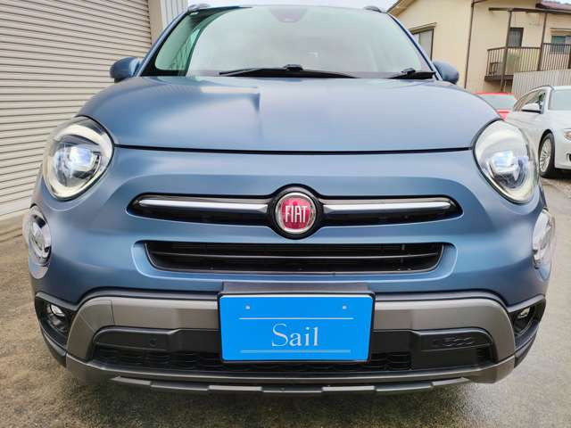�Ί�ɂȂ��N���}�́A�\��܂Ŗ��͓I�B�ǂ����e���݂�������t�����g�t�F�C�X�́A�t�B�A�b�g500X�Ȃ�ł͂̌��B�X�𑖂邽�сA����l�̐S�܂Ŗ��邭���Ă����f�U�C���ł��B