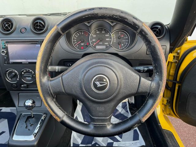 �C���e���A�ɍ��킹���f�U�C���̃X�e�A�����O�́A�^�]�������̂��Ƃ��l���A�^�]���₷���`��A�傫���ł��B�����x�A���ۂɐG���Ă��m���߂��������B