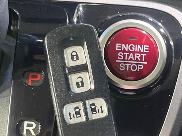 �yHonda�X�}�[�g�L�[�z�J�o����|�P�b�g�ɓ��ꂽ�܂܂ł��h�A�̎{���E�������\�ȃX�}�[�g�L�[�𑕔��B�G���W���̃I���E�I�t�����J�M�����o���K�v����������Ƃ��Ă��֗��ł���