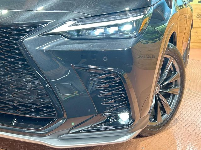【三眼LEDヘッドライト】スタイリッシュな見た目の三眼LEDヘッドライトを装備♪スタイルだけでなく、夜間の走行も視界良好で安心してお乗りいただけます。