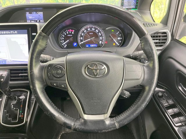 �C���e���A�ɍ��킹���f�U�C���̃X�e�A�����O�́A�^�]�������̂��Ƃ��l���A�^�]���₷���`��A�傫���ł��B�����x�A���ۂɐG���Ă��m���߂��������B