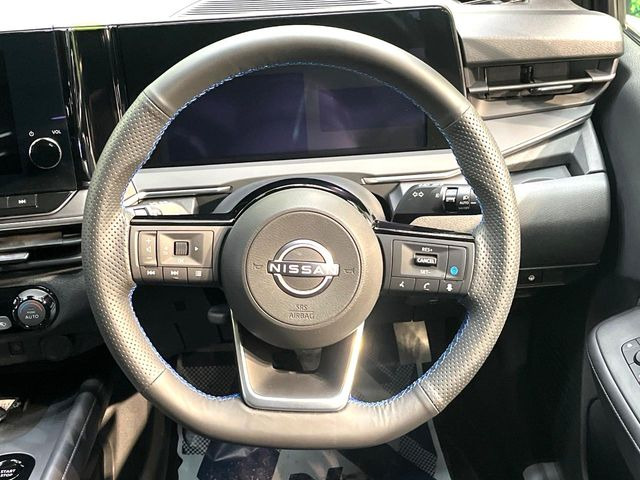 �C���e���A�ɍ��킹���f�U�C���̃X�e�A�����O�́A�^�]�������̂��Ƃ��l���A�^�]���₷���`��A�傫���ł��B�����x�A���ۂɐG���Ă��m���߂��������B
