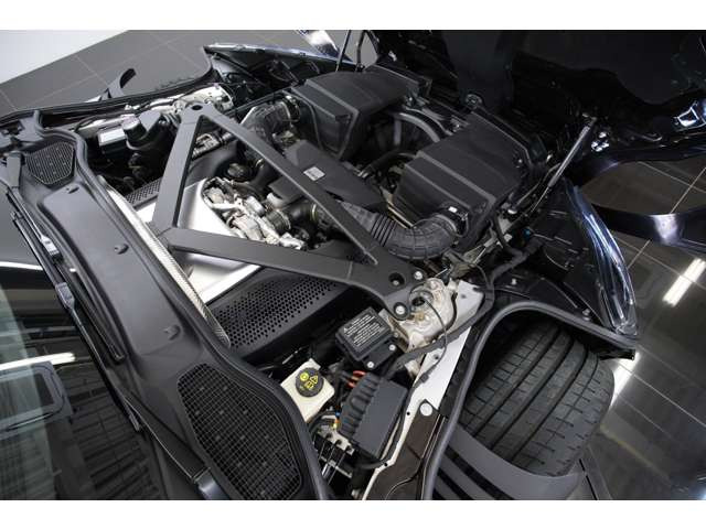 AMG��4.0L V8�c�C���^�[�{��510PS�E675Nm�𔭊��B�A�N�Z���𓥂ݍ��߂Ί��\�I��V8�T�E���h�Ɖ������\�����y���݂��������܂��B