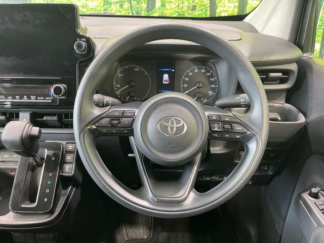 �C���e���A�ɍ��킹���f�U�C���̃X�e�A�����O�́A�^�]�������̂��Ƃ��l���A�^�]���₷���`��A�傫���ł��B�����x�A���ۂɐG���Ă��m���߂��������B