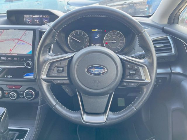 �C���e���A�ɍ��킹���f�U�C���̃X�e�A�����O�́A�^�]�������̂��Ƃ��l���A�^�]���₷���`��A�傫���ł��B�����x�A���ۂɐG���Ă��m���߂��������B