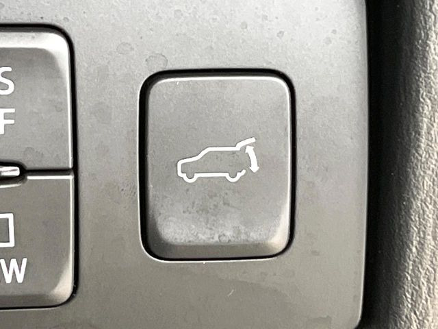 【パワーバックドア】スマートキーや運転席のボタンを押すだけでリアゲートが自動で開閉します!荷物を持っている時や、高い位置にあるバックドアを閉める際に便利な機能です♪