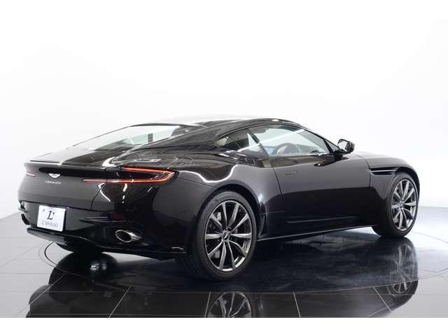 ���s�킸��15,000km�̒ᑖ�s�ԁB���O���Ƃ��ɃR���f�B�V�����ǍD�ŁA���ꂩ�璷�����y���݂��������邨�����߂�DB11�ł��B