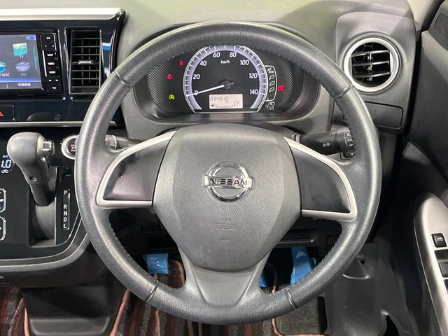 �C���e���A�ɍ��킹���f�U�C���̃X�e�A�����O�́A�^�]�������̂��Ƃ��l���A�^�]���₷���`��A�傫���ł��B�����x�A���ۂɐG���Ă��m���߂��������B