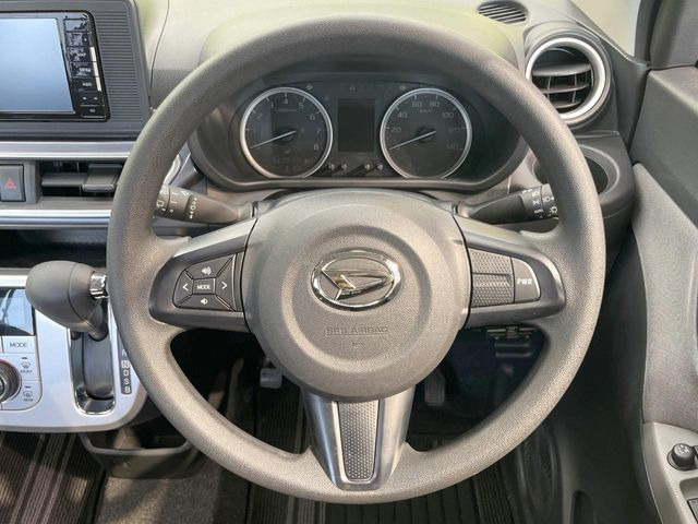 �C���e���A�ɍ��킹���f�U�C���̃X�e�A�����O�́A�^�]�������̂��Ƃ��l���A�^�]���₷���`��A�傫���ł��B�����x�A���ۂɐG���Ă��m���߂��������B