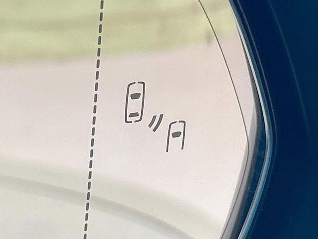 【ブラインドスポットモニター】走行中、ドアミラーの死角になりやすい箇所に後続車が接近するとサイドミラーのレンズに警告を表示!ドライバーに注意喚起をしてくれます。