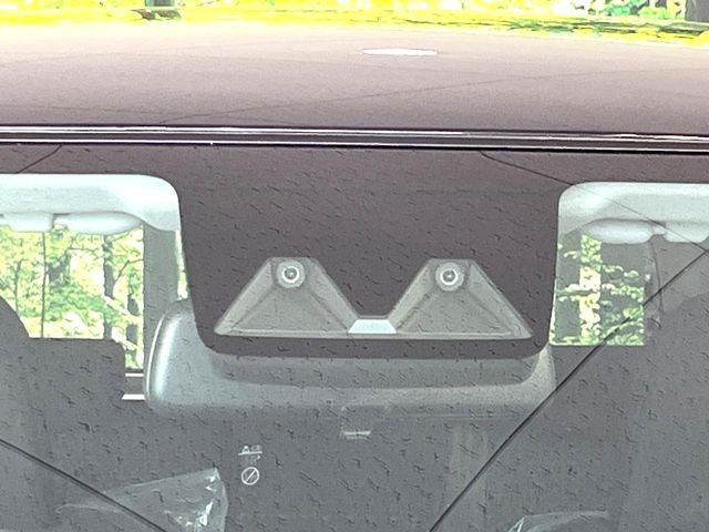 【スマートアシスト】走行中に前方の車両等を認識し、衝突しそうな時は警報とブレーキで衝突回避と被害軽減をアシスト。より安全にドライブをお楽しみいただけます。