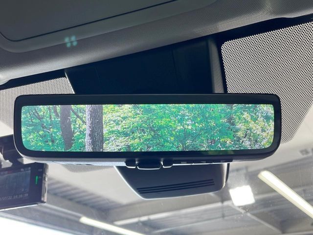 【デジタルインナーミラー】後席の大きな荷物や同乗者で後方が確認しづらい時でも安心!カメラが撮影した車両後方の映像をルームミラー内に表示。クリアな視界で状況の確認が可能です!
