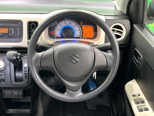 �C���e���A�ɍ��킹���f�U�C���̃X�e�A�����O�́A�^�]�������̂��Ƃ��l���A�^�]���₷���`��A�傫���ł��B�����x�A���ۂɐG���Ă��m���߂��������B