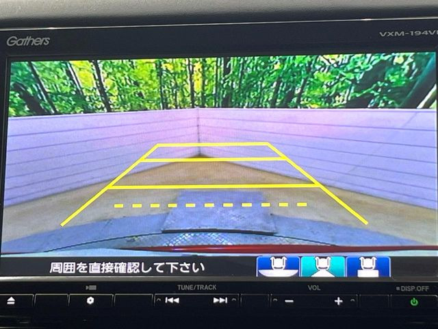 【バックカメラ】駐車時に後方がリアルタイム映像で確認できます。大型商業施設や立体駐車場での駐車時や、夜間のバック時に大活躍!運転スキルに関わらず、今や必須となった装備のひとつです!