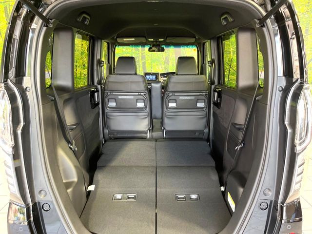 後席を格納すると、これだけの広さが!シーンに合わせたシートアレンジで、大きな荷物も積むことが出来ます♪