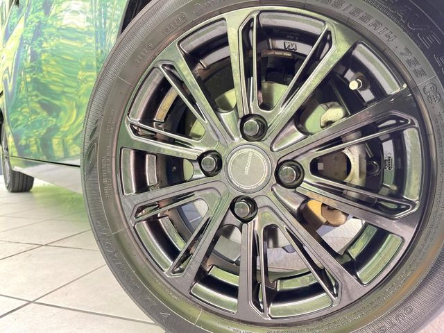 �y�A���~�z�C�[���z�O�ςɃ}�b�`�����A���~�z�C�[���𑕒����Ă���܂��B�e��A���~�z�C�[����A�X�^�b�h���X�^�C�����戵�����Ă���܂��B���񂲑��k����������
