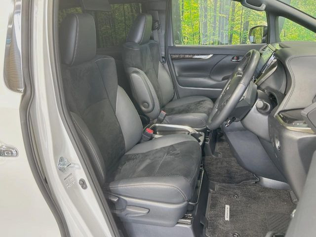 運転席まわりには十分なスペースがあり、大柄な方でもゆったり運転していただける環境です。