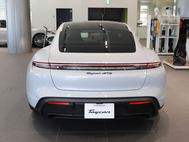 タイカンGTS 4シート 4WD