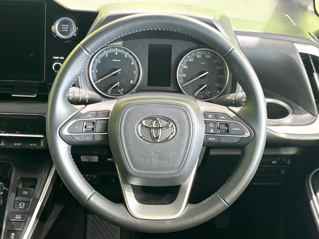インテリアに合わせたデザインのステアリングは、運転される方のことも考え、運転しやすい形状、大きさです。是非一度、実際に触ってお確かめください。