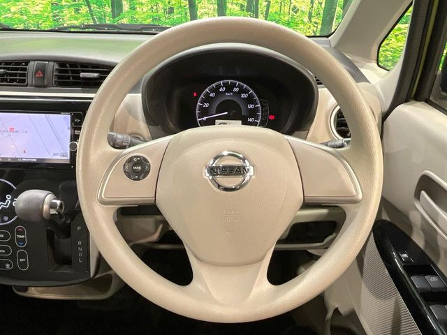 �C���e���A�ɍ��킹���f�U�C���̃X�e�A�����O�́A�^�]�������̂��Ƃ��l���A�^�]���₷���`��A�傫���ł��B�����x�A���ۂɐG���Ă��m���߂��������B