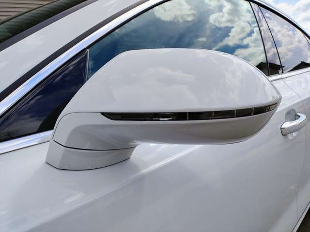 �ו��܂ŁA���������邽�߂ɁB�{�f�B�ƒ��a����V���[�v�ȃh�A�~���[���AA7�X�|�[�c�o�b�N�̗����悤�ȃt�H����������ۓI�ɉ��o�B���肰�Ȃ��f�B�e�[���ɂ��AAudi�Ȃ�ł͂̔��w�����Â��Ă��܂��B