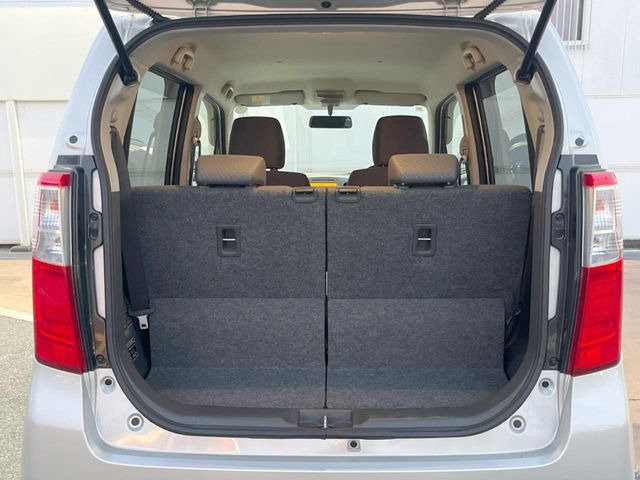 普段のお買い物や通勤、送迎等に十分な荷室スペースを確保しております。セカンドシートを倒すと、大きな荷物の積載も可能です♪