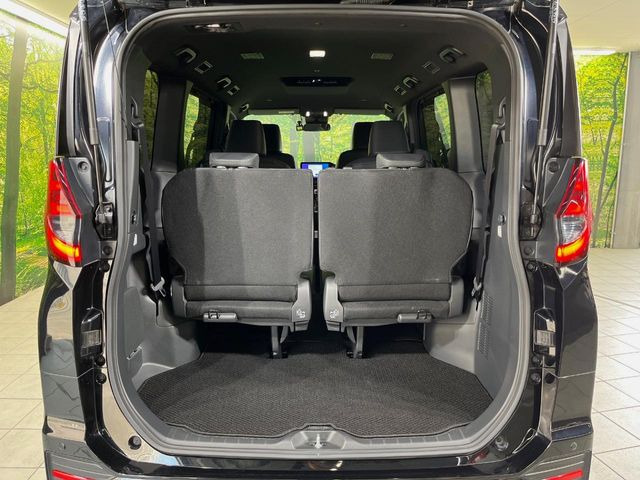 積み下ろしのしやすいデッキにはたっぷりと荷物を積み込んでいただけます。遊びから仕事まで、様々なシーンで頼れます♪