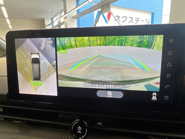 【アラウンドビューモニター】専用のカメラにより、上から見下ろしたような視点で360度クルマの周囲を確認することができます☆死角部分も確認しやすく、狭い場所での切り返しや駐車もスムーズに行えます。