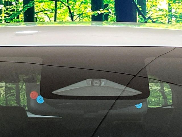 【プリクラッシュセーフティ】前方の車両等を検知し、衝突しそうな時は警報で注意を促し、ブレーキを踏む力をサポート。ブレーキを踏めなかった場合は衝突被害軽減ブレーキが作動、衝突回避をサポートします。
