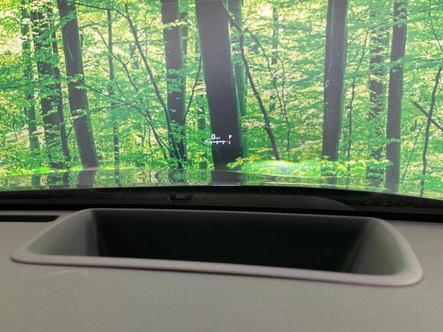 【カラーヘッドアップディスプレイ】現在の速度や走行情報をデジタル表示で運転席前方のガラスに投影!カラー付きで視認性も高く、運転中目線をずらさず必要な情報を確認できるのでとっても便利で安心!