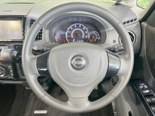 �C���e���A�ɍ��킹���f�U�C���̃X�e�A�����O�́A�^�]�������̂��Ƃ��l���A�^�]���₷���`��A�傫���ł��B�����x�A���ۂɐG���Ă��m���߂��������B
