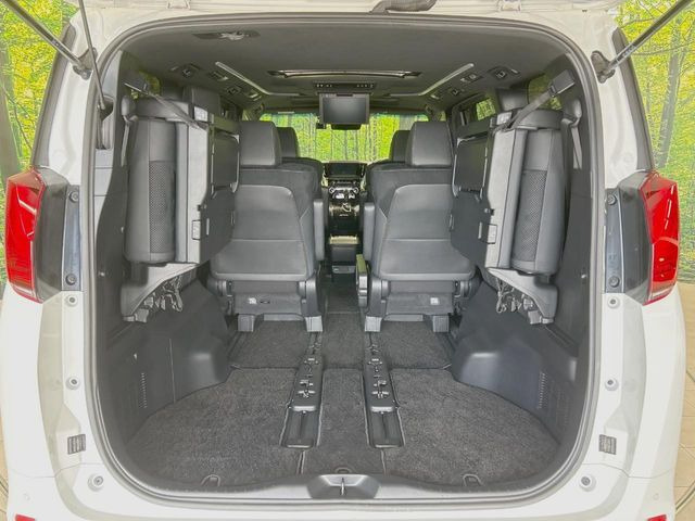 床下収納式のサードシートです。座席部分をコンパクトに収納でき、広大な荷室スペースとしてお使いいただけます!乗車人数や荷物の量など利用シーンに合わせて3列目を有効活用でき、とっても便利♪