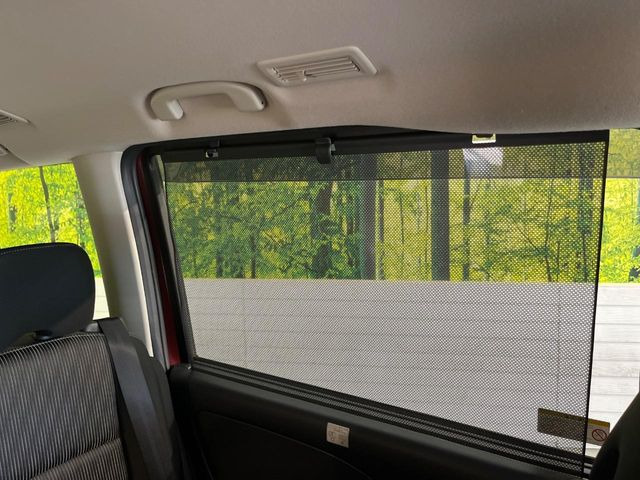 【ロールシェード】日差しや車外からの光が眩しいときにサッと引き出して使える、ロール格納タイプのサンシェードを装備。後席に乗ったお子様がウトウトしだした時など、ぜひご活用ください♪
