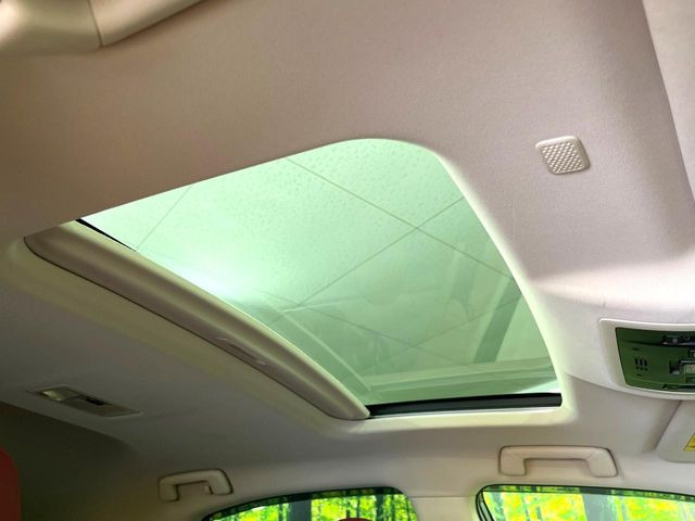 【サンルーフ】開放感たっぷりの希少装備、サンルーフが装着されています!車内に明かりを取り入れたり景色を楽しむ以外にも、車内の空気も簡単に換気できて快適です!