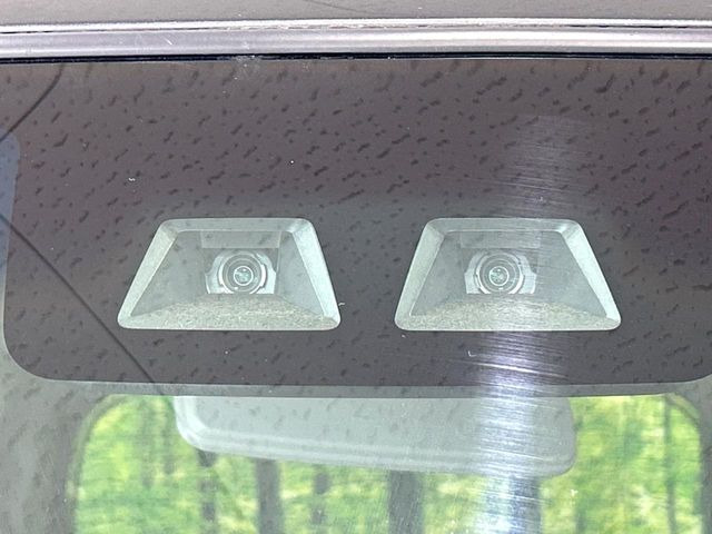 【スマートアシスト】走行中に前方の車両等を認識し、衝突しそうな時は警報とブレーキで衝突回避と被害軽減をアシスト。より安全にドライブをお楽しみいただけます。