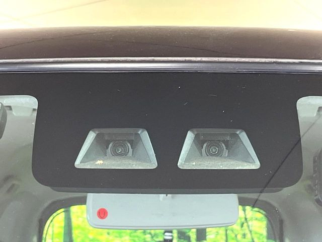 【スマートアシスト】走行中に前方の車両等を認識し、衝突しそうな時は警報とブレーキで衝突回避と被害軽減をアシスト。より安全にドライブをお楽しみいただけます。