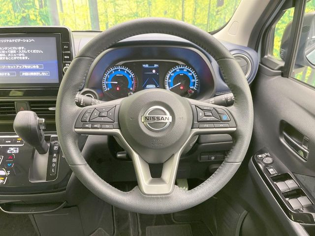 �C���e���A�ɍ��킹���f�U�C���̃X�e�A�����O�́A�^�]�������̂��Ƃ��l���A�^�]���₷���`��A�傫���ł��B�����x�A���ۂɐG���Ă��m���߂��������B