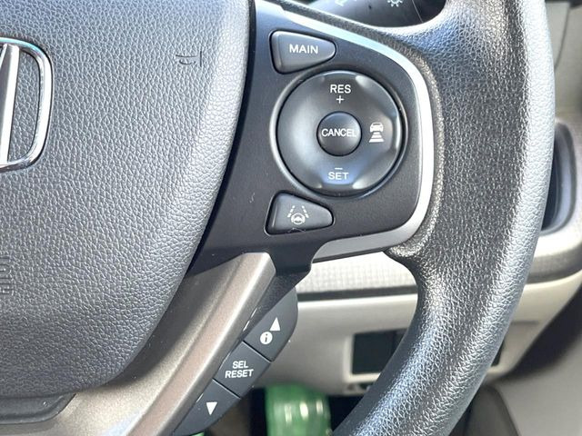 【ホンダセンシング】走行中に前方の車両等を認識し、衝突しそうな時は警報とブレーキで衝突回避と被害軽減をアシスト。より安全にドライブをお楽しみいただけます。