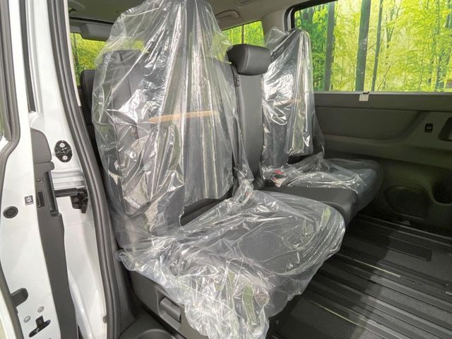 セカンドシートは中央部が可動式となっており、スライドすれば通路スペースが登場!前後の移動がとっても簡単です♪もちろん、8名乗車時も快適な座り心地のシートとなっています♪