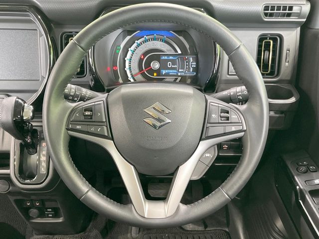 インテリアに合わせたデザインのステアリングは、運転される方のことも考え、運転しやすい形状、大きさです。是非一度、実際に触ってお確かめください。