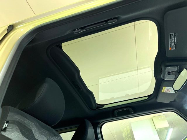【ガラスルーフ】ガラスルーフ搭載で車内の解放感が一気にアップ!開放的なドライブをお楽しみいただけます。