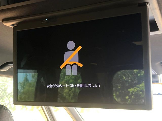 【フリップダウンモニター】大画面モニターで後席でもエンタメをお楽しみいただけます。小さなお子様にも大人気の装備です♪