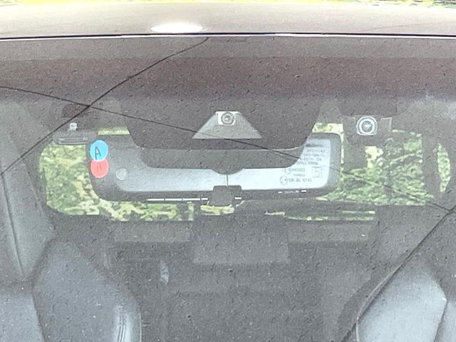 【トヨタセーフティセンス】走行中に前方の車両等を認識し、衝突しそうな時は警報とブレーキで衝突回避と被害軽減をアシスト。より安全にドライブをお楽しみいただけます。