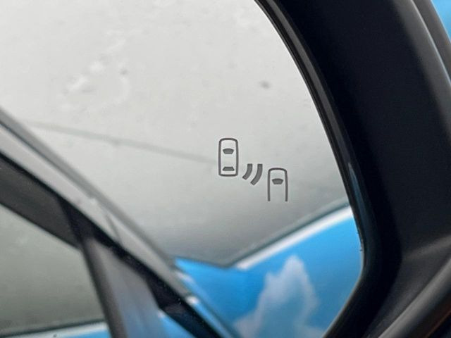 【ブラインドスポットモニター】走行中、ドアミラーの死角になりやすい箇所に後続車が接近するとサイドミラーのレンズに警告を表示!ドライバーに注意喚起をしてくれます。